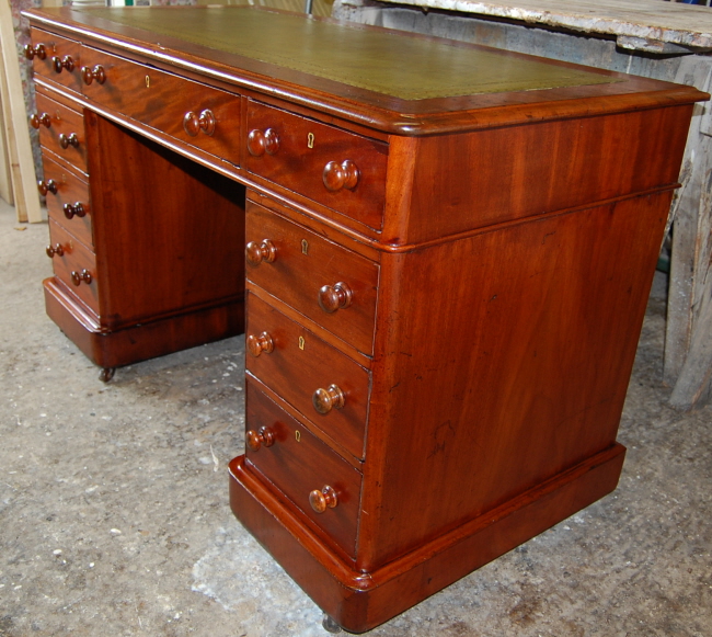 mahoganypedestaldesk017a-650
